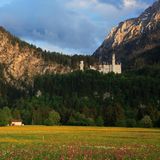 Im 19. Jahrhundert wollte König Ludwig II. eine für damalige Zeiten moderne Ritterburg bauen lassen. Das Ergebnis lockt heute Millionen von Besuchern ins Allgäu, genauer gesagt nach Hohenschwangau bei Füssen. Das Schloss Neuschwanstein gilt als beliebtes Ausflugsziel für Bayern-Urlauber aus dem In- und Ausland. 