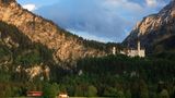Im 19. Jahrhundert wollte König Ludwig II. eine für damalige Zeiten moderne Ritterburg bauen lassen. Das Ergebnis lockt heute Millionen von Besuchern ins Allgäu, genauer gesagt nach Hohenschwangau bei Füssen. Das Schloss Neuschwanstein gilt als beliebtes Ausflugsziel für Bayern-Urlauber aus dem In- und Ausland. 
