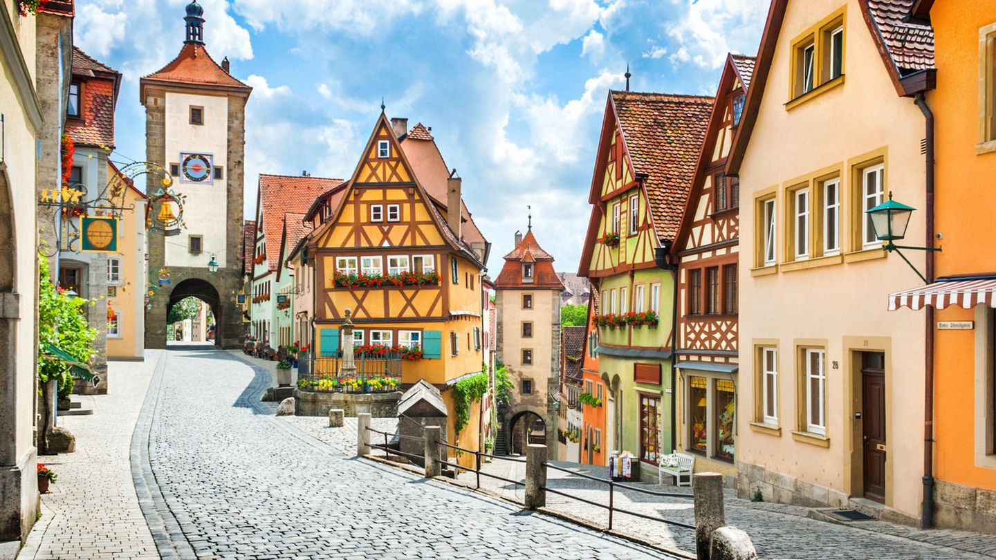 Ein echter Underdog unter den Top-Sehenswürdigkeiten in Deutschland ist die bayerische Kleinstadt Rothenburg ob der Tauber. Bei ausländischen Touristen ist sie vor allem wegen ihrer mittelalterlichen Architektur bekannt. Man kann herrlich durch die gepflasterten engen Gassen schlendern und die Fachwerkhäuser und alten Türme des Ortes bewundern. 