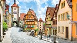 Ein echter Underdog unter den Top-Sehenswürdigkeiten in Deutschland ist die bayerische Kleinstadt Rothenburg ob der Tauber. Bei ausländischen Touristen ist sie vor allem wegen ihrer mittelalterlichen Architektur bekannt. Man kann herrlich durch die gepflasterten engen Gassen schlendern und die Fachwerkhäuser und alten Türme des Ortes bewundern. 