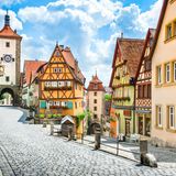 Ein echter Underdog unter den Top-Sehenswürdigkeiten in Deutschland ist die bayerische Kleinstadt Rothenburg ob der Tauber. Bei ausländischen Touristen ist sie vor allem wegen ihrer mittelalterlichen Architektur bekannt. Man kann herrlich durch die gepflasterten engen Gassen schlendern und die Fachwerkhäuser und alten Türme des Ortes bewundern. 