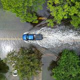 Eine Luftaufnahme zeigt ein Fahrzeug auf einer überfluteten Straße in New Port Richey