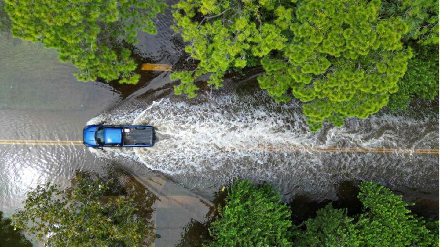 Eine Luftaufnahme zeigt ein Fahrzeug auf einer überfluteten Straße in New Port Richey
