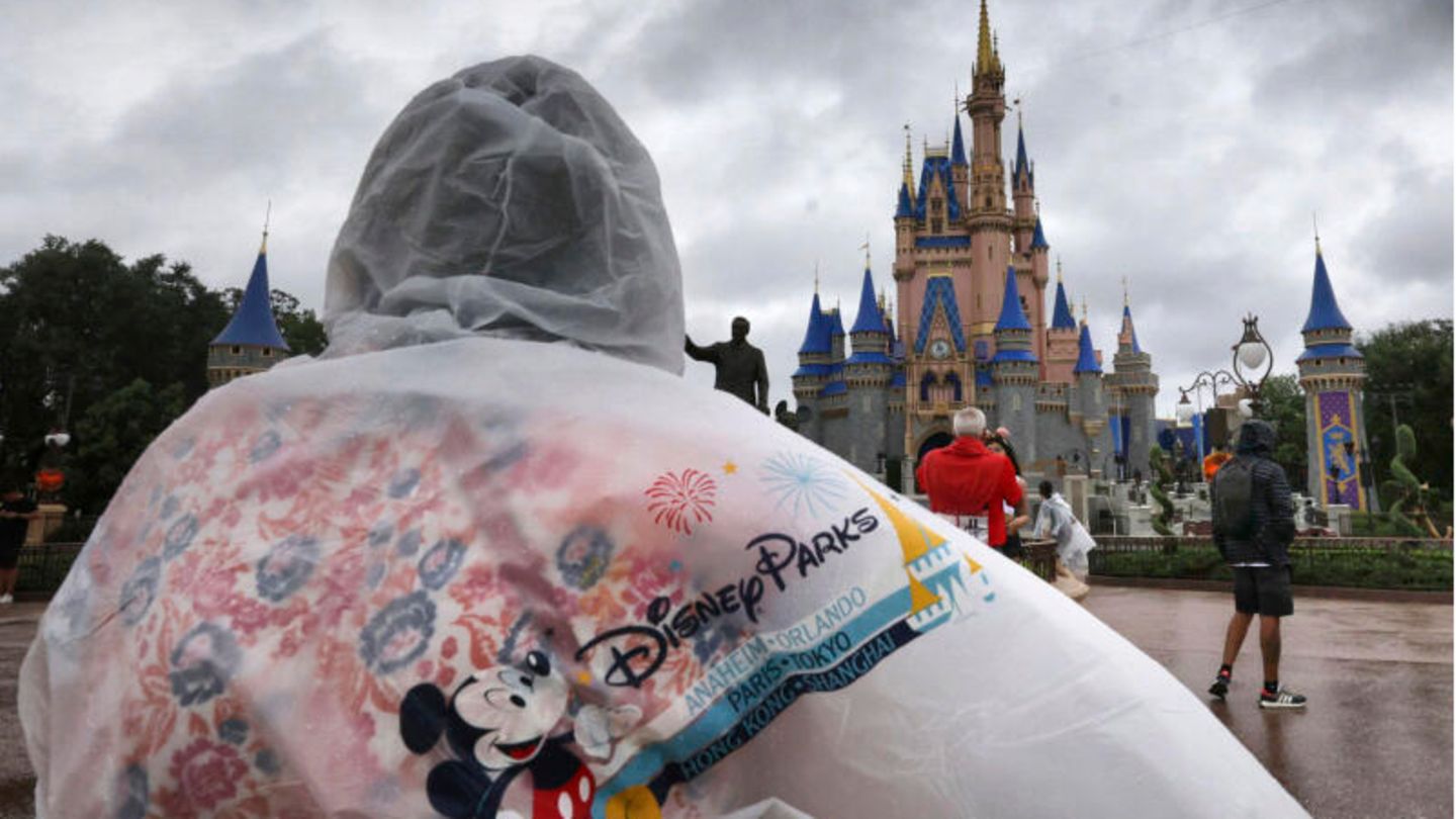 Tatsächlich trotzten manche dem Unwetter, um Mickey Mouse einen Besuch abzustatten. Alle vier Disney-Themenparks in Florida hatten normale Öffnungszeiten, da der Sturm vor allem weiter nördlich in der Big Bend-Region des Bundesstaates wütete