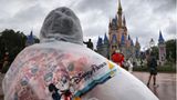 Tatsächlich trotzten manche dem Unwetter, um Mickey Mouse einen Besuch abzustatten. Alle vier Disney-Themenparks in Florida hatten normale Öffnungszeiten, da der Sturm vor allem weiter nördlich in der Big Bend-Region des Bundesstaates wütete