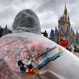 Tatsächlich trotzten manche dem Unwetter, um Mickey Mouse einen Besuch abzustatten. Alle vier Disney-Themenparks in Florida hatten normale Öffnungszeiten, da der Sturm vor allem weiter nördlich in der Big Bend-Region des Bundesstaates wütete