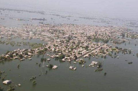 Pakistan, Khairpur Nathan Shah: Eine Luftaufnahme von Khairpur Nathan Shah, das von den Fluten überschwemmt wurde