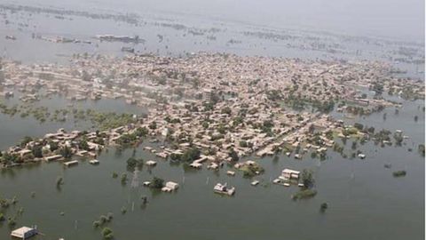 Pakistan, Khairpur Nathan Shah: Eine Luftaufnahme von Khairpur Nathan Shah, das von den Fluten überschwemmt wurde