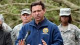 Floridas Gouverneur Ron DeSantis spricht auf einer Pressekonferenz in Perry, nachdem Hurrikan seinen "Sunshine State" heimgesucht hat. DeSantis sagte, dem ersten Anschein nach seien die Auswirkungen von "Idalia" deutlich geringer als jene von Hurrikan "Ian" im vergangenen Jahr. Damals seien sofort in großer Zahl verzweifelte Notrufe bei den Behörden eingegangen. Das sei diesmal nicht der Fall gewesen