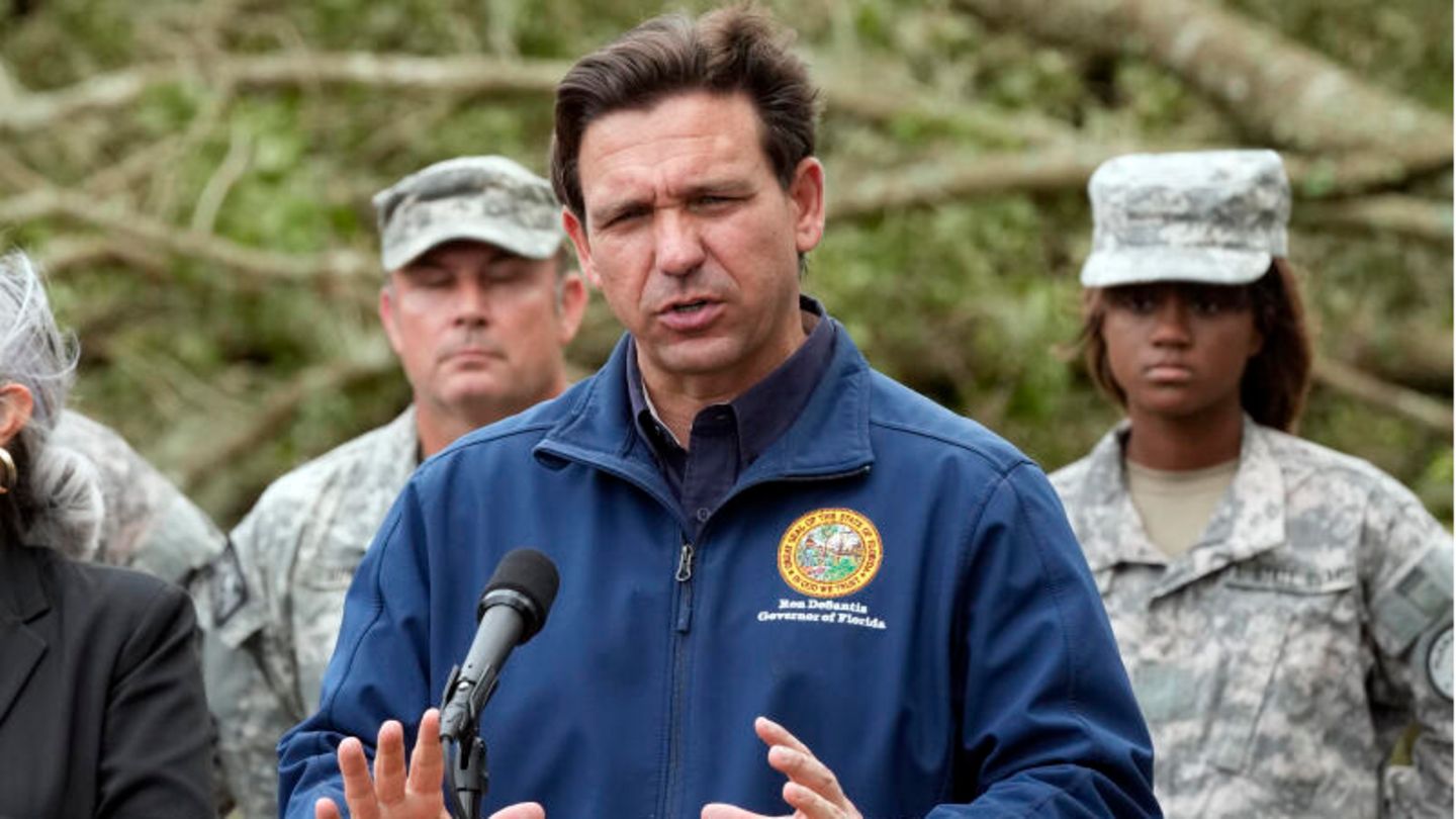 Floridas Gouverneur Ron DeSantis spricht auf einer Pressekonferenz in Perry, nachdem Hurrikan seinen "Sunshine State" heimgesucht hat. DeSantis sagte, dem ersten Anschein nach seien die Auswirkungen von "Idalia" deutlich geringer als jene von Hurrikan "Ian" im vergangenen Jahr. Damals seien sofort in großer Zahl verzweifelte Notrufe bei den Behörden eingegangen. Das sei diesmal nicht der Fall gewesen