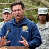 Floridas Gouverneur Ron DeSantis spricht auf einer Pressekonferenz in Perry, nachdem Hurrikan seinen "Sunshine State" heimgesucht hat. DeSantis sagte, dem ersten Anschein nach seien die Auswirkungen von "Idalia" deutlich geringer als jene von Hurrikan "Ian" im vergangenen Jahr. Damals seien sofort in großer Zahl verzweifelte Notrufe bei den Behörden eingegangen. Das sei diesmal nicht der Fall gewesen