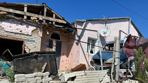 Zerstörte Häuser in Cherson