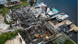 Verbrannten Trümmer eines Hauses, das nach der Explosion eines Stromtransformators