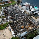 Verbrannten Trümmer eines Hauses, das nach der Explosion eines Stromtransformators