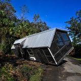 In Steinhatchee wurde ein komplettes Heim aus dem Boden gerissen und herumgeschleudert, ehe es auf dieser Straße zum Stehen kam
