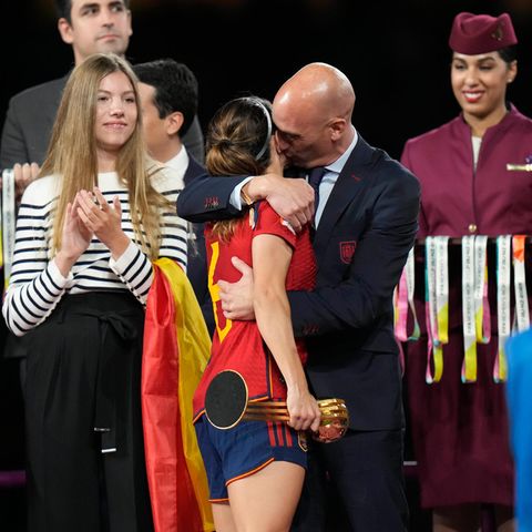 Luis Rubiales, Präsident des spanischen Fußballverbandes RFEF, küsst die spanische Nationalspielerin Aitana Bonmati 