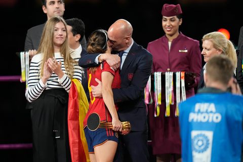 Luis Rubiales, Präsident des spanischen Fußballverbandes RFEF, küsst die spanische Nationalspielerin Aitana Bonmati 