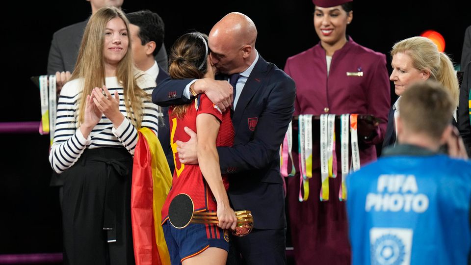 Luis Rubiales, Präsident des spanischen Fußballverbandes RFEF, küsst die spanische Nationalspielerin Aitana Bonmati 