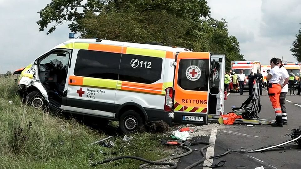 Unfall Mittelfranken: Krankentransportwagen kracht frontal in Auto