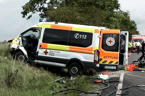 Krankentransportwagen kracht frontal in Auto - drei Tote