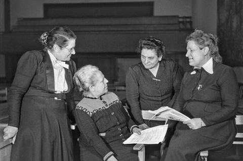 Helene Wessel (Zentrumspartei), Helene Weber (CDU), Friederike Nadig (SPD) und Elisabeth Selbert (SPD)