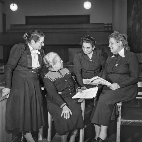 Helene Wessel (Zentrumspartei), Helene Weber (CDU), Friederike Nadig (SPD) und Elisabeth Selbert (SPD)
