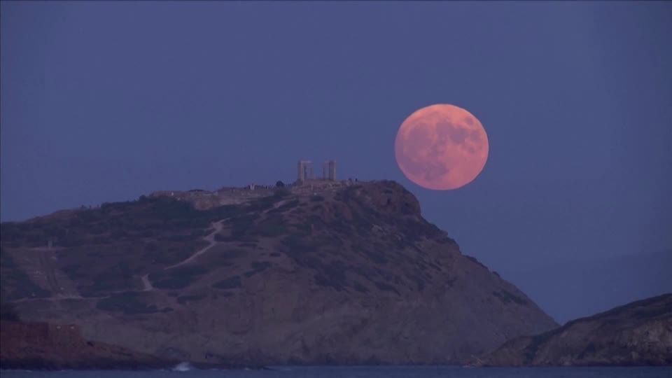 Video: "Blauer Supermond" zeigt sich weltweit