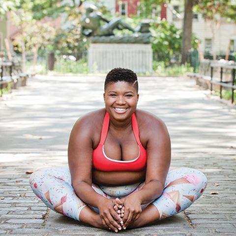 Jessamyn Stanley hat durch eine Freundin die Liebe zum Yoga entdeckt – und die Praxis kurzerhand zu ihrer Lebensphilosophie erklärt. Als Yoga-Lehrerin und Body-Positivity-Aktivistin unterstützt sie heute Menschen dabei, ihren eigenen Weg zum Yoga zu finden – ganz egal, wie sie aussehen oder woher sie kommen. Zum Beispiel mit ihrem vor kurzem auf deutsch erschienen Buch "Every Body Yoga: Yoga für alle", 29,90 Euro, erschienen am 3. April 2023 im Löwenzahn Verlag. 