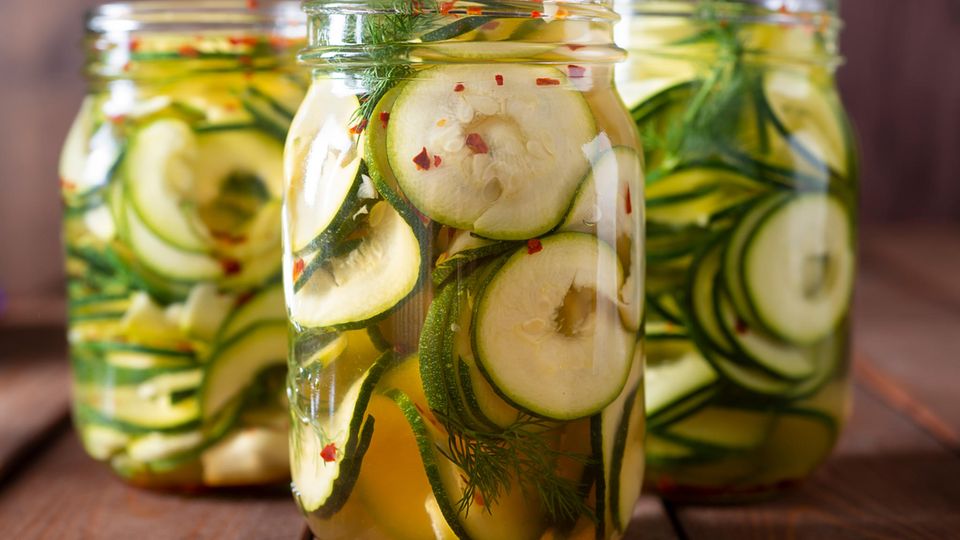 Rezepte: Schmeckt gut als Antipasti: marinierte Zucchini Schmeckt gut als Antipasti: marinierte Zucchini