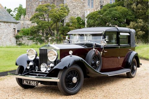 Ein Rolls-Royce Phantom II steht in einer Parkanlage