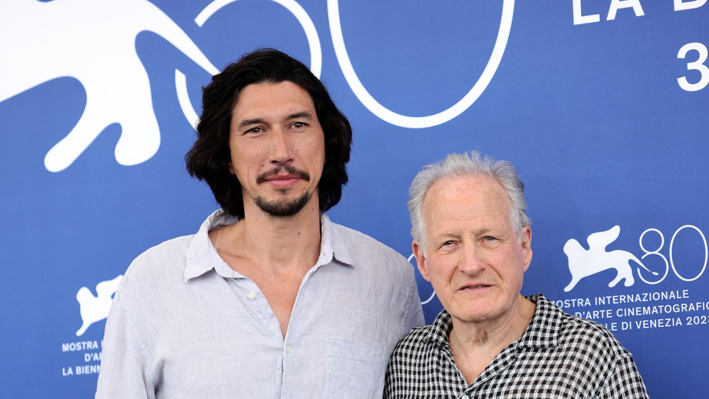 Adam Driver und Regisseur Michael Mann bei der Premiere von "Ferrari"