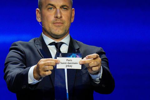 Der ehemalige Fußballspieler Joe Cole zeigt ein Los von Paris Saint-Germain