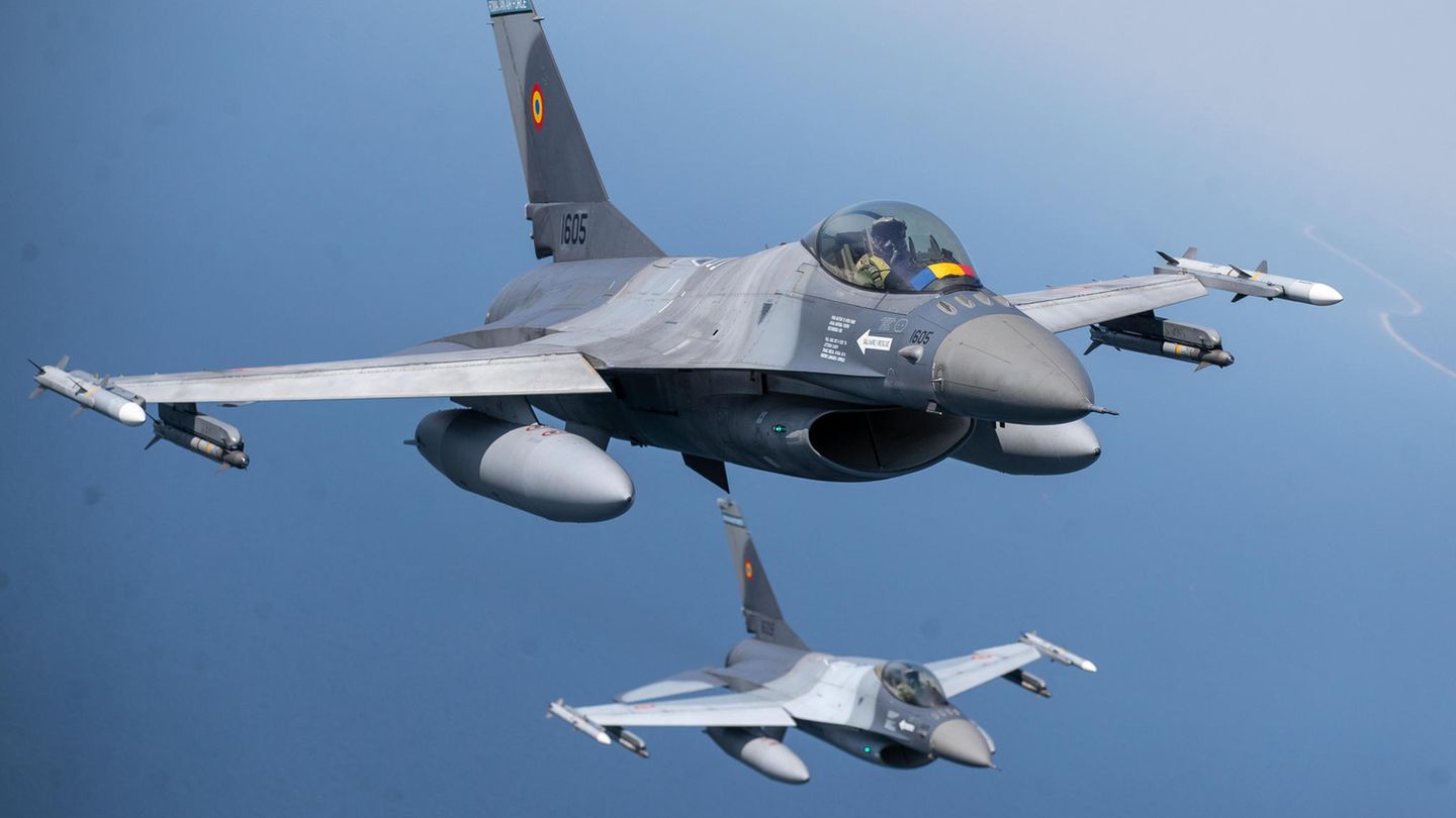 Ukraine receives first F-16s – deployment soon