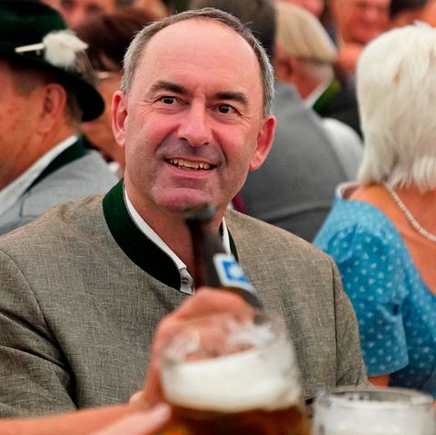 Hubert Aiwanger hatte bei seinem Wahlkampfauftritt im Bierzelt in Aschau ein echtes Heimspiel – trotz Flugblatt-Affäre