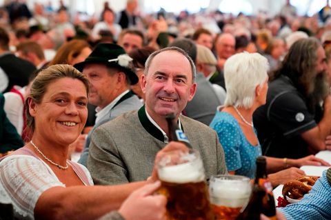 Hubert Aiwanger hatte bei seinem Wahlkampfauftritt im Bierzelt in Aschau ein echtes Heimspiel – trotz Flugblatt-Affäre