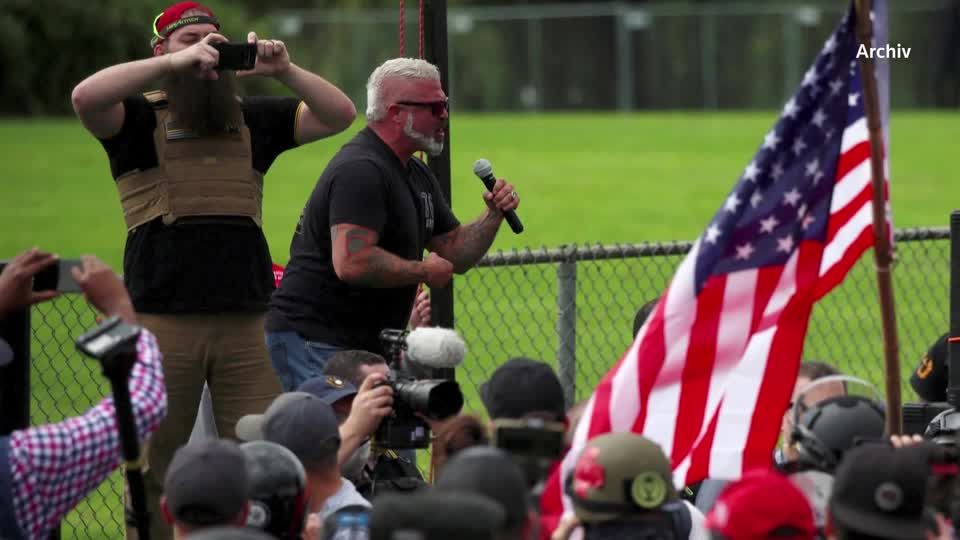 Video: Ehemaliger "Proud Boys"-Anführer zu langer Haftstrafe verurteilt Video: Ehemaliger "Proud Boys"-Anführer zu langer Haftstrafe verurteilt