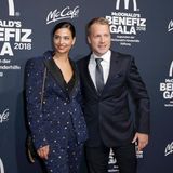 Zu Anfangszeiten hielt Pocher die Beziehung aus der Öffentlichkeit heraus, Amira bezeichnete er zu der Zeit immer als seine Marketing-Assistentin, auch wenn man die beiden regelmäßig vertraut miteinander sah – bis 2018. Im November hatten die beiden ihren offiziellen gemeinsamen Auftritt auf einer Benefiz-Gala, ab dann kamen sie regelmäßig zusammen zu Galas und Events.