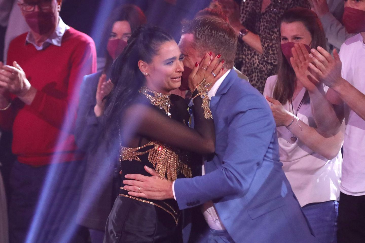 Amira und Oliver Pocher: Amira war nun offiziell in der deutschen Promi-Landschaft angekommen. 2022 trat sie in die Fußstapfen ihres Mannes und nahm an der 15. Staffel der RTL-Tanzshow "Let's Dance" teil, bei der sie den vierten Platz belegte. Immer mit dabei: Oliver, der sie voller Inbrunst anfeuerte. Hier sieht man das Ex-Paar bei der neunten Folge der Sendung, in der Amira ihren Tanz im Rahmen der "Magic Moments" ihrer vaterlosen Kindheit widmete. Oliver war von der Performance so ergriffen, dass bei beiden sogar die Tränen flossen. Amira war nun offiziell in der deutschen Promi-Landschaft angekommen. 2022 trat sie in die Fußstapfen ihres Mannes und nahm an der 15. Staffel der RTL-Tanzshow "Let's Dance" teil, bei der sie den vierten Platz belegte. Immer mit dabei: Oliver, der sie voller Inbrunst anfeuerte. Hier sieht man das Ex-Paar bei der neunten Folge der Sendung, in der Amira ihren Tanz im Rahmen der "Magic Moments" ihrer vaterlosen Kindheit widmete. Oliver war von der Performance so ergriffen, dass bei beiden sogar die Tränen flossen.
