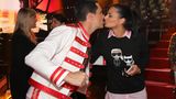 Nur wenig später sah man Oliver bei der RTL-Show "Let's Dance" tanzen. Hier sorgte er nicht gerade mit seinen Tanzmoves, dafür aber mit seinem Humor für Begeisterung. An diesem Abend tanzte er gemeinsam mit Tanzpartnerin Christina Luft zu einer spanischen Version von "Bohemian Rhapsody". Backstage feuerte ihn Amira jeden Freitag aufs Neue an.