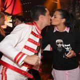 Nur wenig später sah man Oliver bei der RTL-Show "Let's Dance" tanzen. Hier sorgte er nicht gerade mit seinen Tanzmoves, dafür aber mit seinem Humor für Begeisterung. An diesem Abend tanzte er gemeinsam mit Tanzpartnerin Christina Luft zu einer spanischen Version von "Bohemian Rhapsody". Backstage feuerte ihn Amira jeden Freitag aufs Neue an.