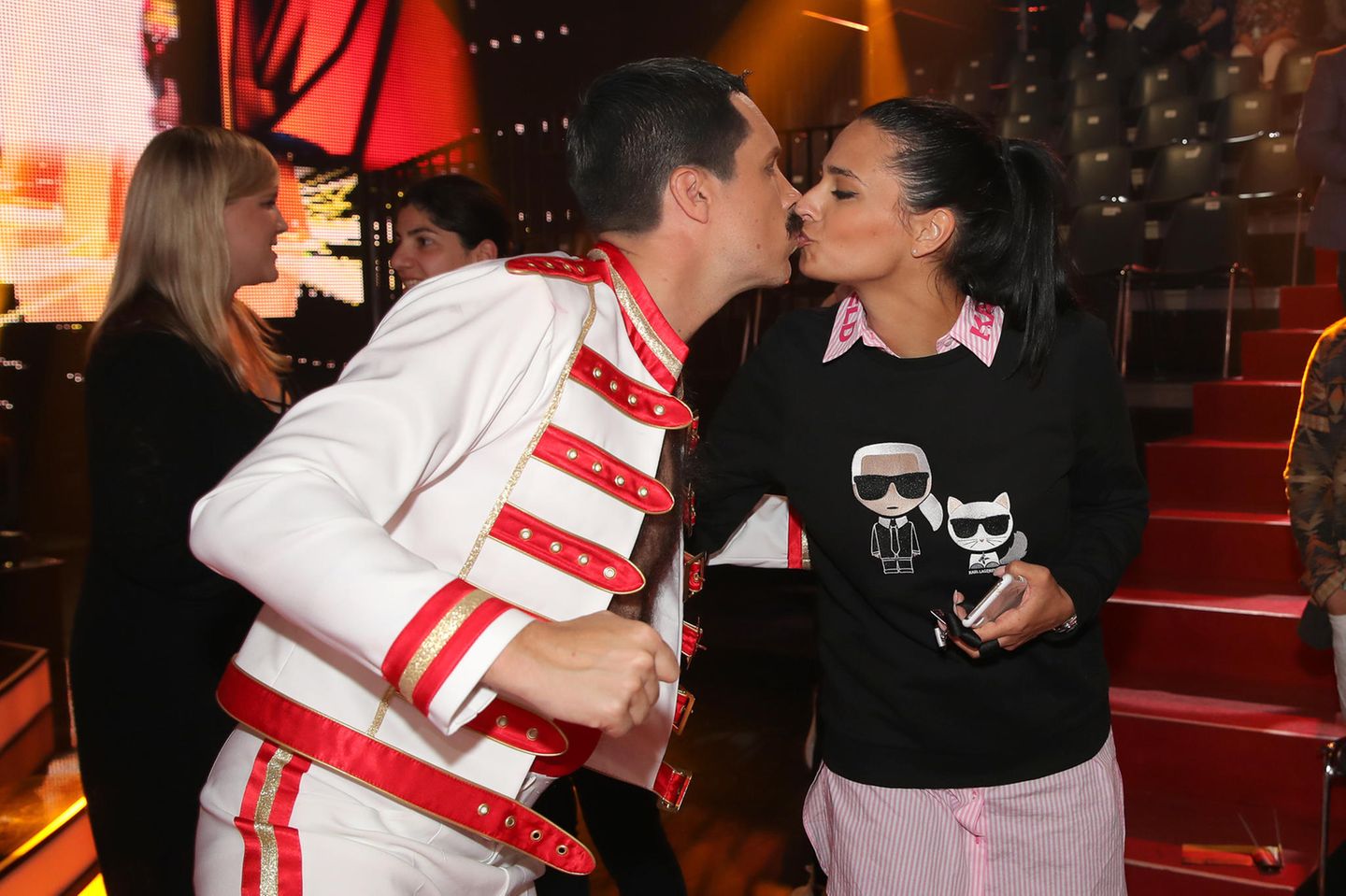 Nur wenig später sah man Oliver bei der RTL-Show "Let's Dance" tanzen. Hier sorgte er nicht gerade mit seinen Tanzmoves, dafür aber mit seinem Humor für Begeisterung. An diesem Abend tanzte er gemeinsam mit Tanzpartnerin Christina Luft zu einer spanischen Version von "Bohemian Rhapsody". Backstage feuerte ihn Amira jeden Freitag aufs Neue an.