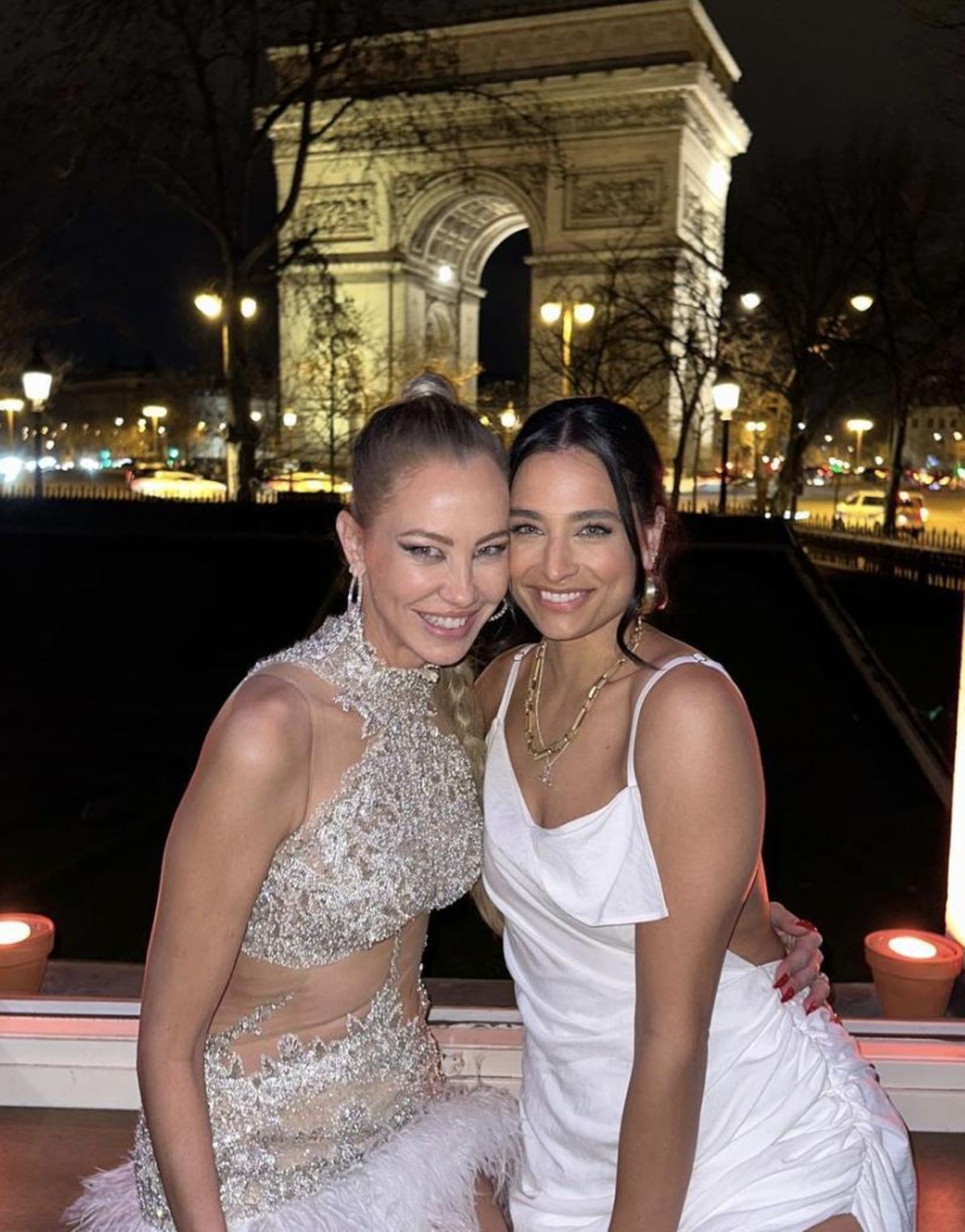 Über die Monate sah man Amira immer häufiger mit Alessandra. Die beiden Frauen verbrachten viel Zeit zusammen, gingen gemeinsam sogar auf Reisen. Hier sieht man sie vor dem Arc de Triomphe in Paris. Zu dem Foto schrieb Amira: "#patchwork".