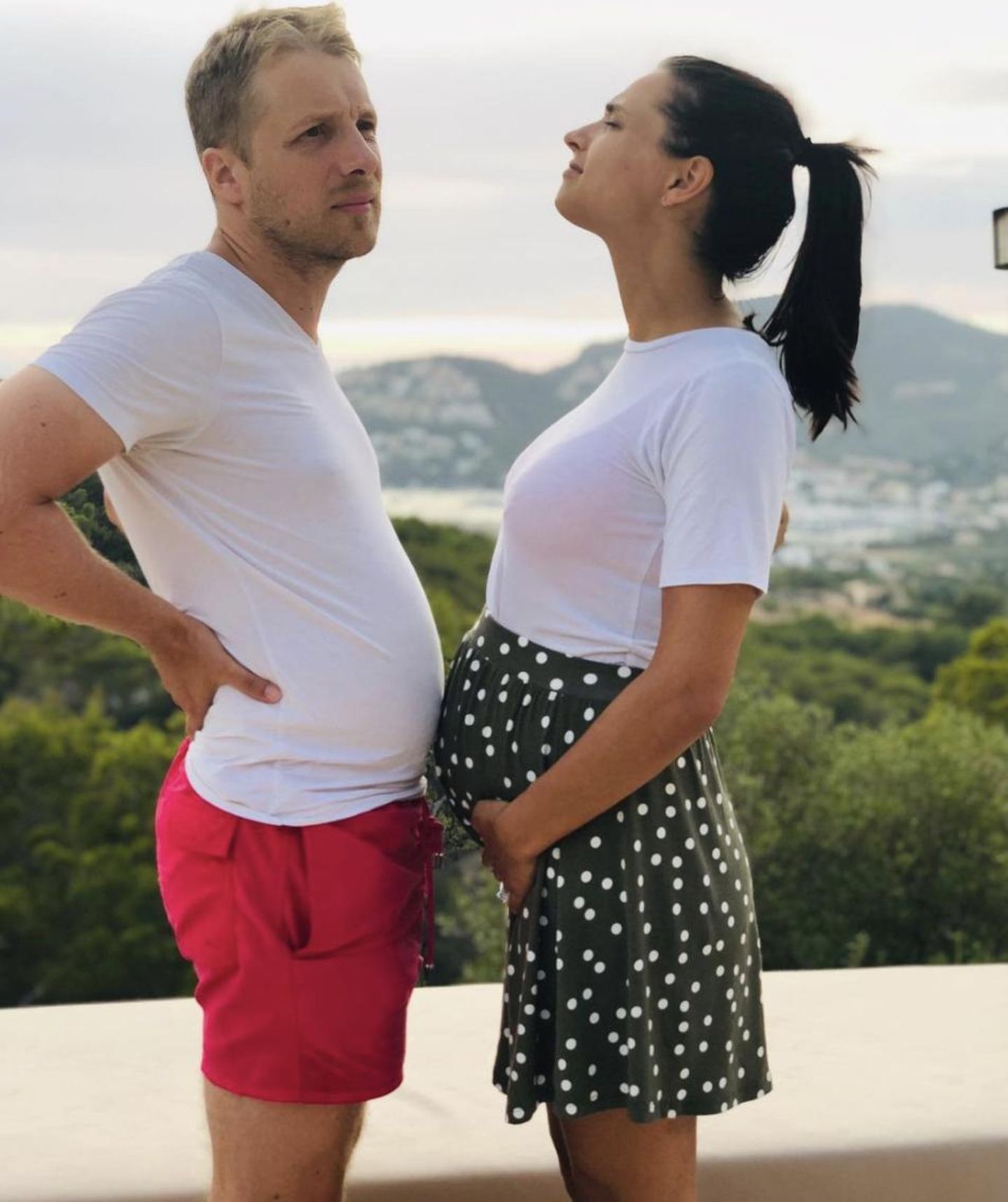 Drei Monate später entstand dieses Bild zusammen mit Oliver. Amira schrieb dazu: "Einmal Pasta, einmal Baby."
