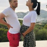 Drei Monate später entstand dieses Bild zusammen mit Oliver. Amira schrieb dazu: "Einmal Pasta, einmal Baby."