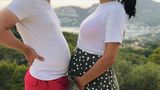 Drei Monate später entstand dieses Bild zusammen mit Oliver. Amira schrieb dazu: "Einmal Pasta, einmal Baby."