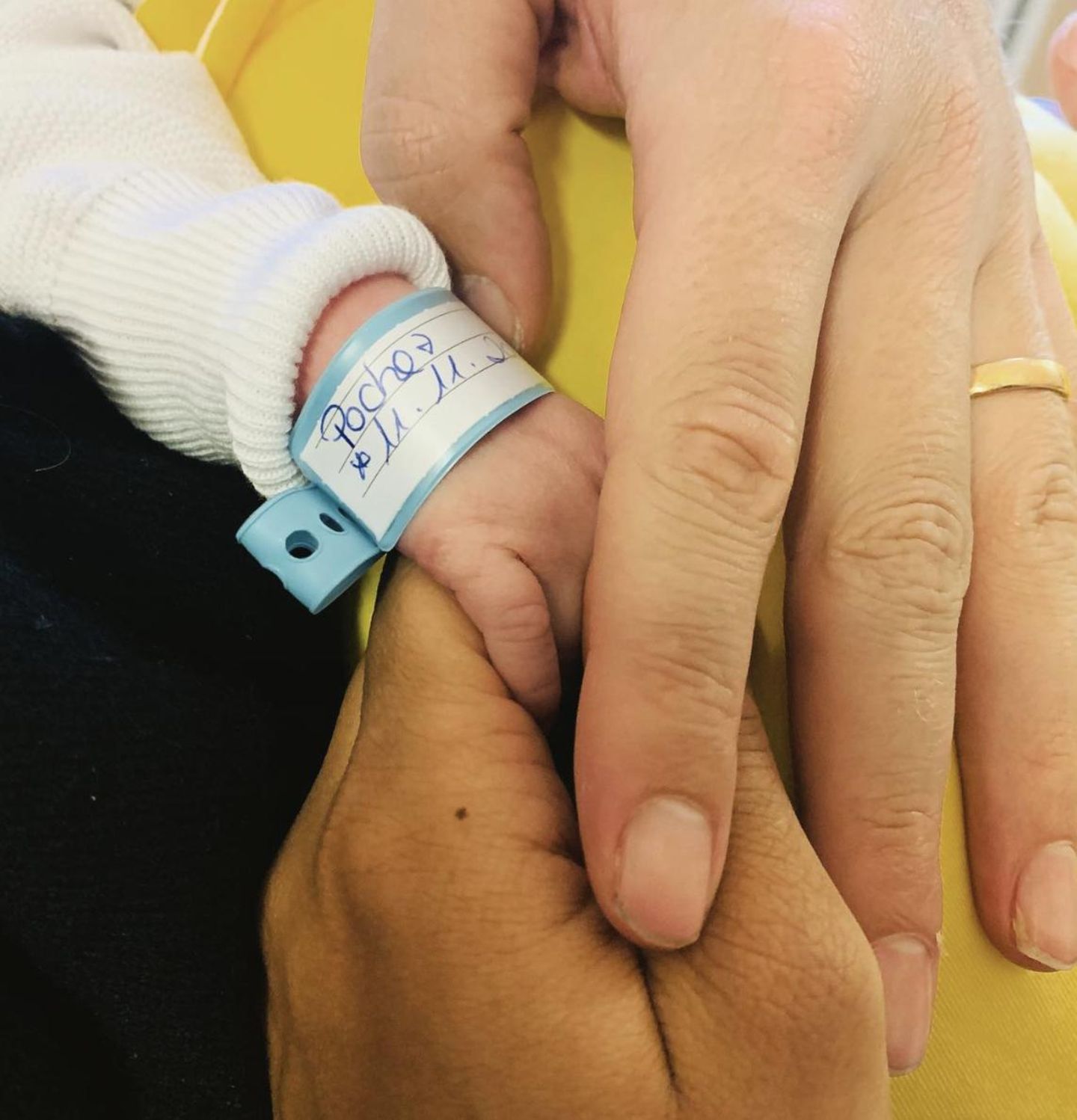 Am 11. November erblickte dann ihr erster gemeinsamer Sohn das Licht der Welt. Es ist Olivers viertes Kind. Mit Ex-Frau Alessandra Meyer-Wölden hatte der 45-Jährige zu diesem Zeitpunkt bereits drei weitere Kinder.