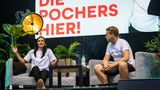 Im April 2020 veröffentlichten die Pochers ihre erste Folge des gemeinsamen Podcasts "Die Pochers hier". Auf die Idee kamen die beiden, nachdem sie während des Lockdowns vor allem auf Instagram für ihren gemeinsamen Comedy-Content Zuspruch erhielten. Das Motto des Podcasts war von Anfang an "die schonungslose Wahrheit", wie es in der damaligen Beschreibung bereits hieß. Nach diesem Startschuss veröffentlichte das Ex-Paar jeden Freitag eine neue Folge, in der es primär auf seinen Alltag, seine Gefühle sowie seine gemeinsamen Probleme einging. Das Projekt schlug ein wie eine Bombe, war binnen weniger Tage der erfolgreichste Podcast der Audio Alliance und ließ die beiden im August 2022 auf große Podcast-Deutschland-Tour gehen.