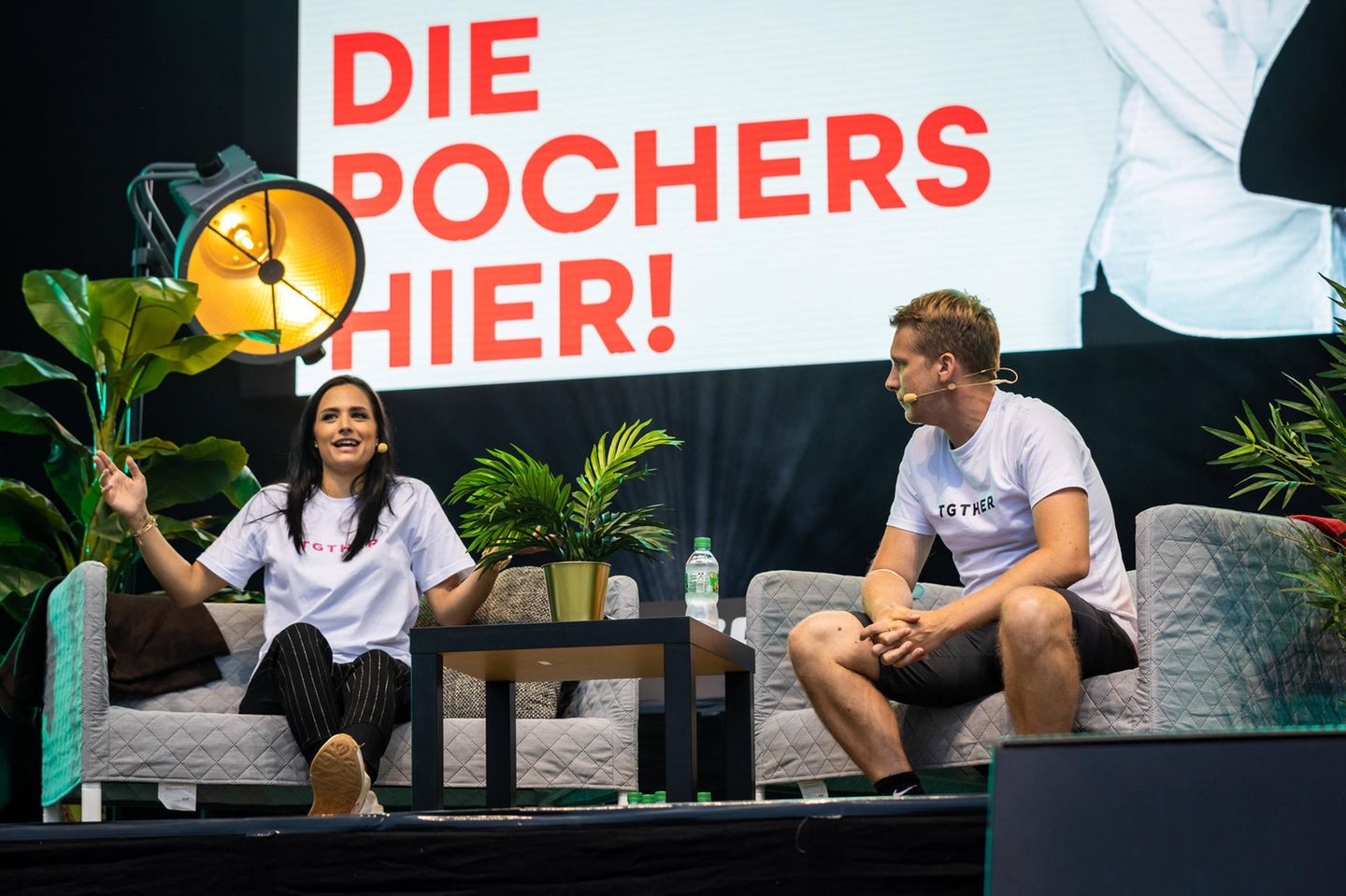Im April 2020 veröffentlichten die Pochers ihre erste Folge des gemeinsamen Podcasts "Die Pochers hier". Auf die Idee kamen die beiden, nachdem sie während des Lockdowns vor allem auf Instagram für ihren gemeinsamen Comedy-Content Zuspruch erhielten. Das Motto des Podcasts war von Anfang an "die schonungslose Wahrheit", wie es in der damaligen Beschreibung bereits hieß. Nach diesem Startschuss veröffentlichte das Ex-Paar jeden Freitag eine neue Folge, in der es primär auf seinen Alltag, seine Gefühle sowie seine gemeinsamen Probleme einging. Das Projekt schlug ein wie eine Bombe, war binnen weniger Tage der erfolgreichste Podcast der Audio Alliance und ließ die beiden im August 2022 auf große Podcast-Deutschland-Tour gehen.
