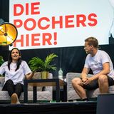 Im April 2020 veröffentlichten die Pochers ihre erste Folge des gemeinsamen Podcasts "Die Pochers hier". Auf die Idee kamen die beiden, nachdem sie während des Lockdowns vor allem auf Instagram für ihren gemeinsamen Comedy-Content Zuspruch erhielten. Das Motto des Podcasts war von Anfang an "die schonungslose Wahrheit", wie es in der damaligen Beschreibung bereits hieß. Nach diesem Startschuss veröffentlichte das Ex-Paar jeden Freitag eine neue Folge, in der es primär auf seinen Alltag, seine Gefühle sowie seine gemeinsamen Probleme einging. Das Projekt schlug ein wie eine Bombe, war binnen weniger Tage der erfolgreichste Podcast der Audio Alliance und ließ die beiden im August 2022 auf große Podcast-Deutschland-Tour gehen.