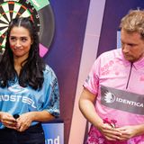 Anfang 2023 hatte das Ex-Paar seinen letzten gemeinsamen öffentlichen Auftritt. Zwar postete es weiterhin regelmäßig neue Podcastfolgen, gemeinsam sah man die beiden jedoch nur noch selten. In den letzten Monaten kam es dann zu immer mehr Andeutungen im Podcast selbst. Oliver sagte erst kürzlich: "Jeder und jedes Paar da draußen hat auch irgendwelche Sachen, wo du sagst: 'Ja gut, das ist hier schon ein bisschen nervig.' Oder wo man sich irgendwie über irgendetwas auseinandersetzt." Die Gerüchte rund um die Ehekrise der beiden nahmen entsprechend zu. Anfang Juli fragte Thomas Gottschalk Oliver in der RTL-Show "Denn sie wissen nicht, was passiert": "Du bist Überraschungsgast oder bist du zu Hause rausgeflogen?", woraufhin Oliver entgegnete: "Ich bin noch nicht rausgeflogen, aber ich nutze jede Gelegenheit, um nicht zu Hause zu sein." Und auch Amira stichelte zunehmend gegen Olver. Im stern-Interview sagte sie, ihr Sohn wäre "der erste Pocher, der ein Gentleman wird".